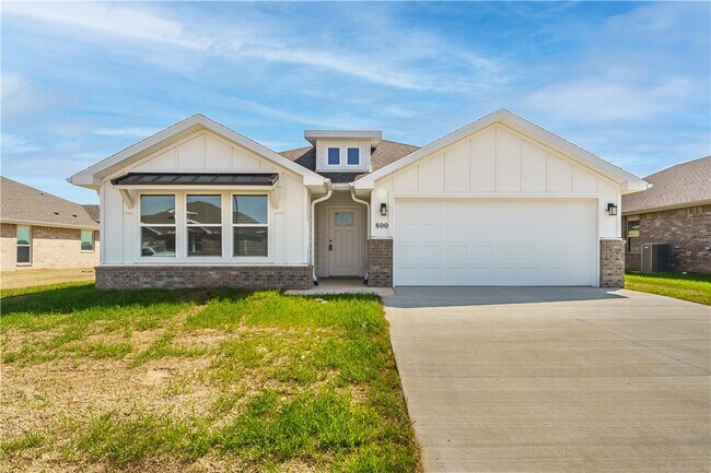 Building Photo - 800 Lewis St