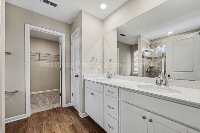 Building Photo - 435 Kennerly Center Dr