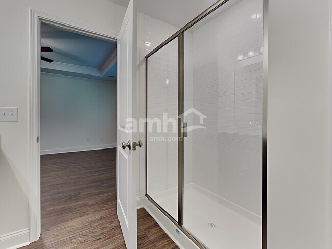 Building Photo - 223 S Live Oak Dr