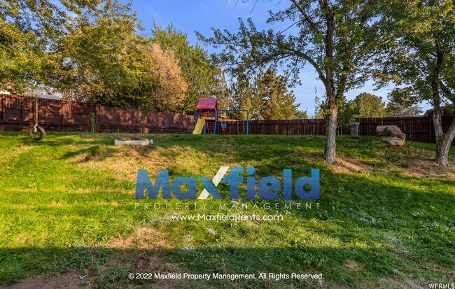 Building Photo - Sandy Rambler 4 BD 3.5 BA 2 GAR Home locat...