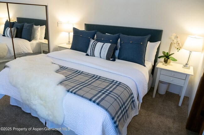 Building Photo - 700 S Monarch St