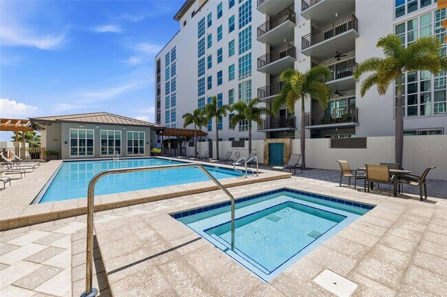 Building Photo - 1227 E Madison St