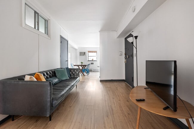 Building Photo - 301 W 31st St