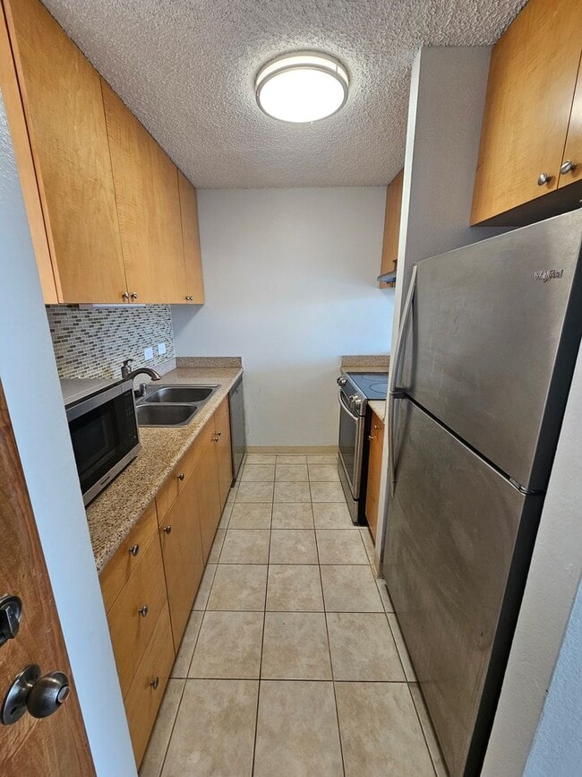 Building Photo - Bright 2-Bedroom Condo with Lanai