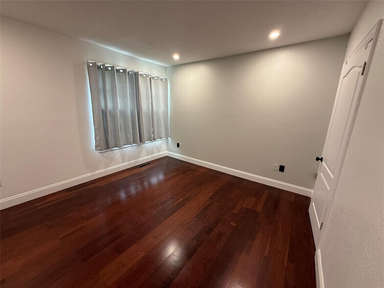 Building Photo - 5025 SW 64th Ave