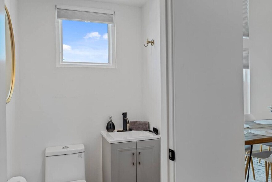 Building Photo - 909 E Camelback Rd