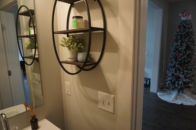 Building Photo - 509 Rosedale Ave E