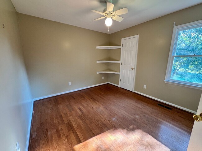 Building Photo - 155 Lorraine Dr