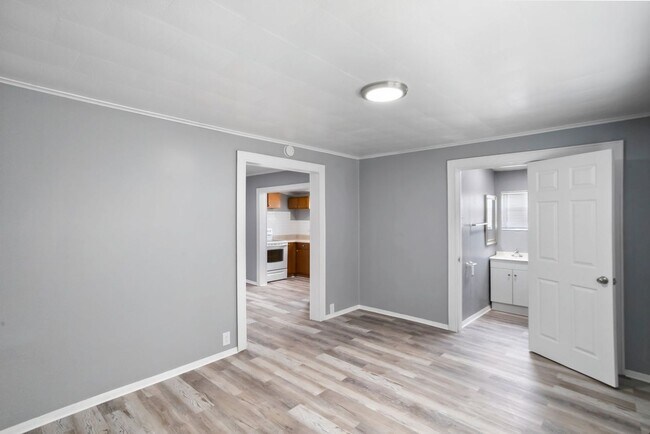 Building Photo - 3/2 NEWLY  ****MOVE IN READY**** Apply Tod...
