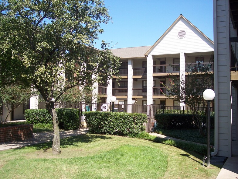 Courtyard w/Pool - 218 N Texas Blvd