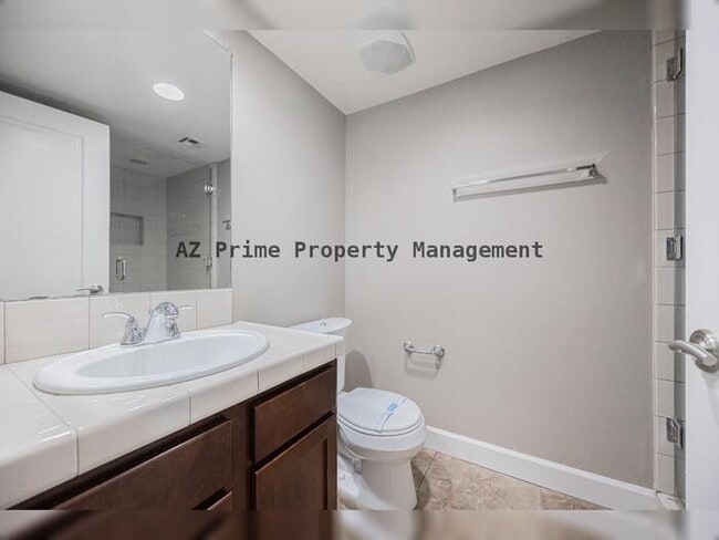 Building Photo - 563 W 6th St