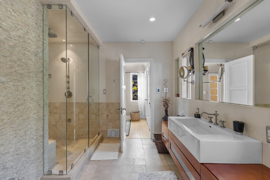 Building Photo - 2856 Glendower Ave