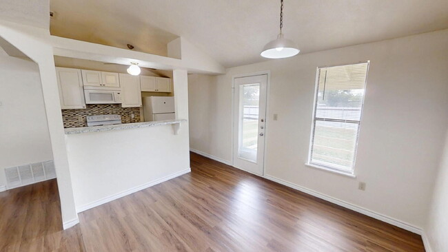 Building Photo - "Charming 3-Bed, 2-Bath Gem in Copperas Co...