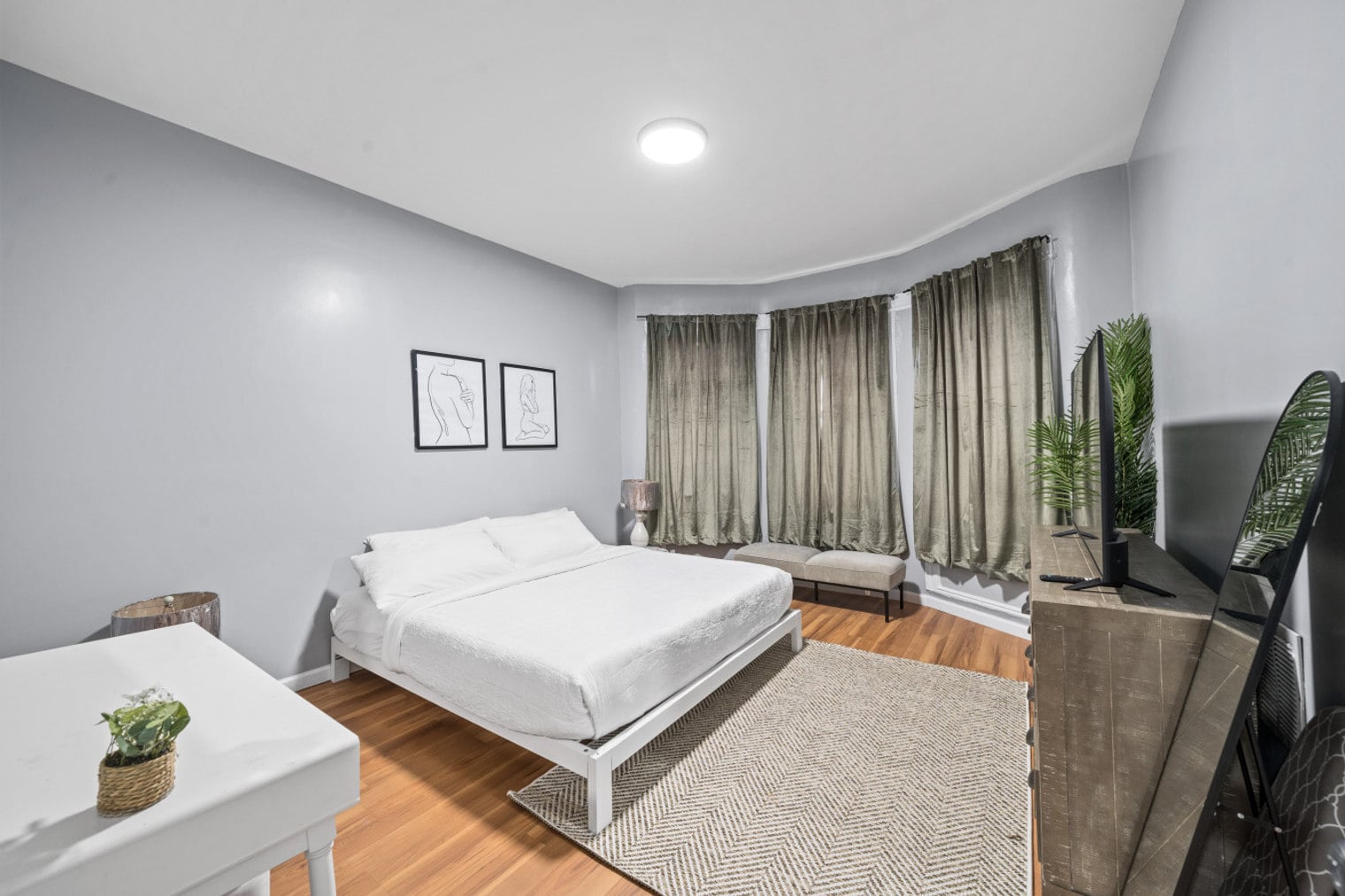 Building Photo - 20 W 48th St