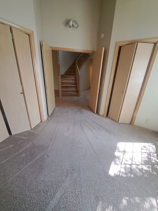 Building Photo - Stunning Home - Spacious Rooms !  Large yard