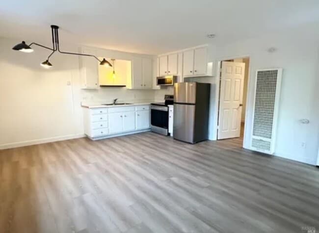 Building Photo - Lovely 1 Bedroom 1 Bath with a Beautiful Back Yard