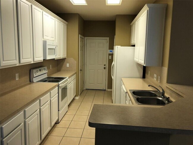 Building Photo - 17167 Oakwood Chase Dr