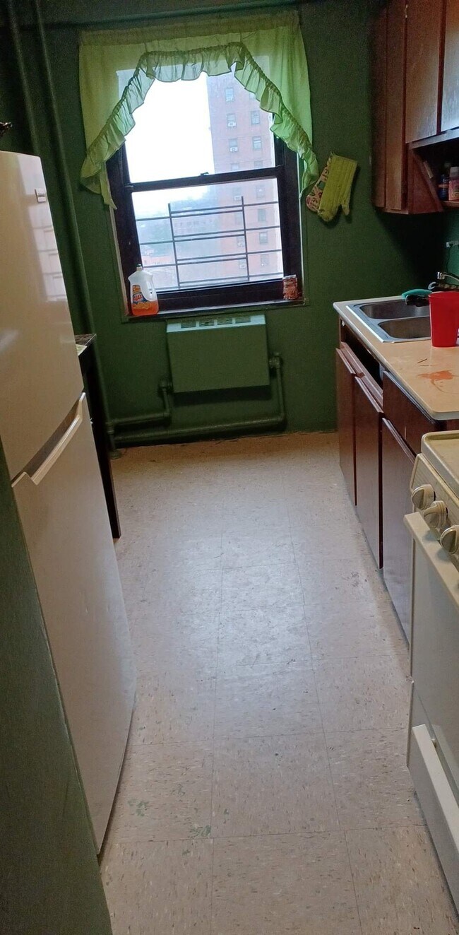 Building Photo - 360 Dumont Ave