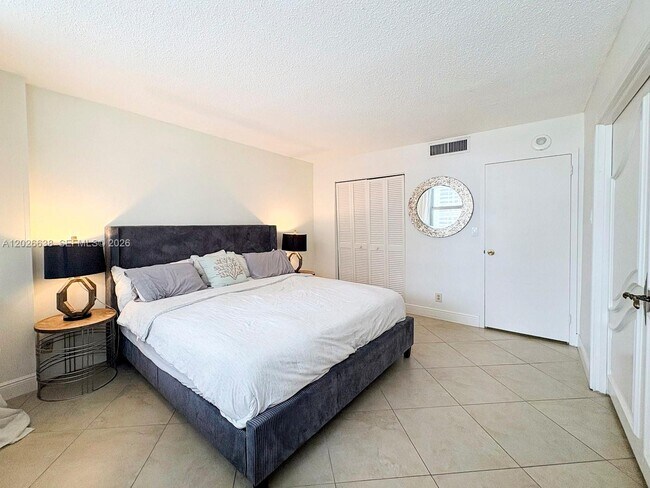 Building Photo - 2030 S Ocean Dr