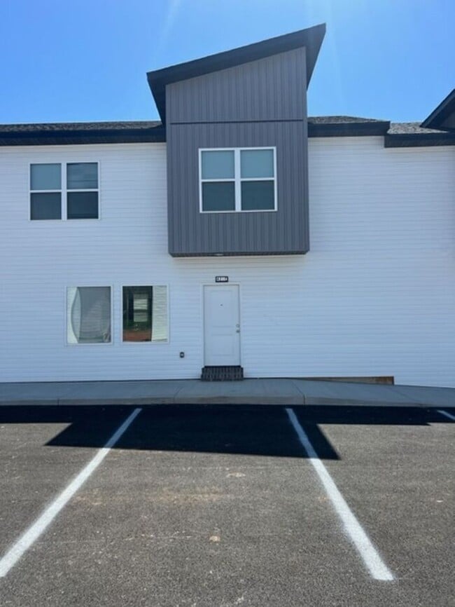 Building Photo - Public Avenue Townhomes in Clever!!! Leasi...