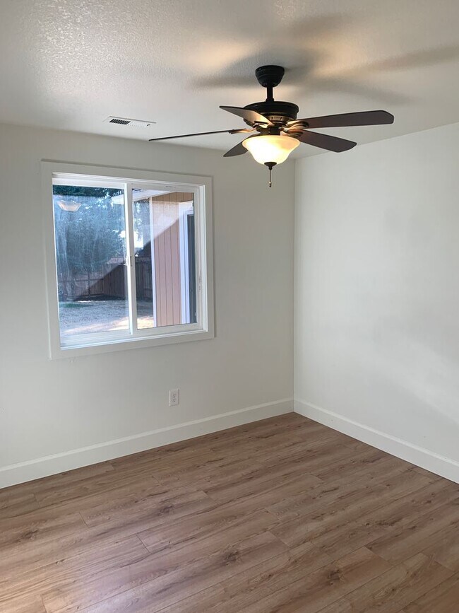 Building Photo - ***Newly Renovated Spacious and Bright 3 B...