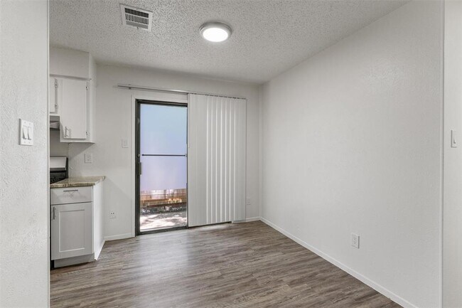 Building Photo - 11411 Walnut Ridge Dr