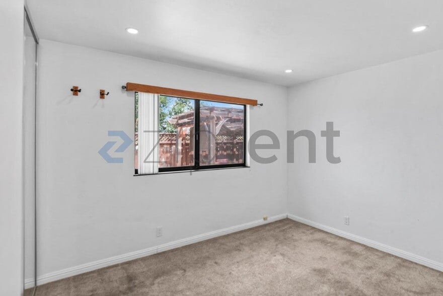 Building Photo - Unit