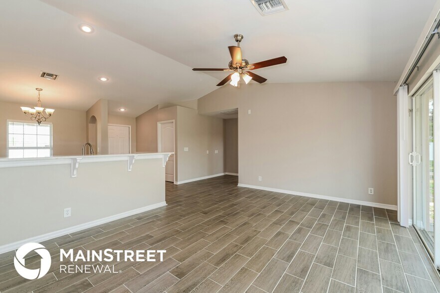 Building Photo - 631 NE 1st Pl