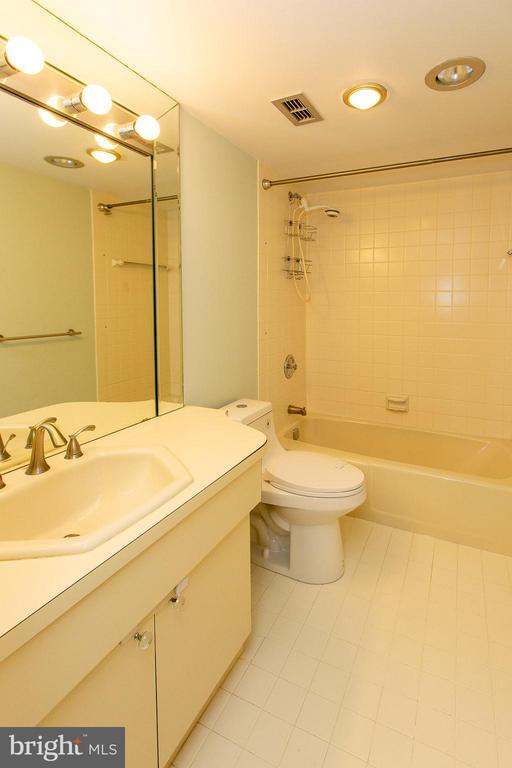 Building Photo - 20930 Valley Forge Cir