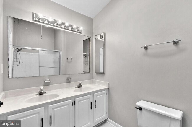 Building Photo - 106 W Locust St