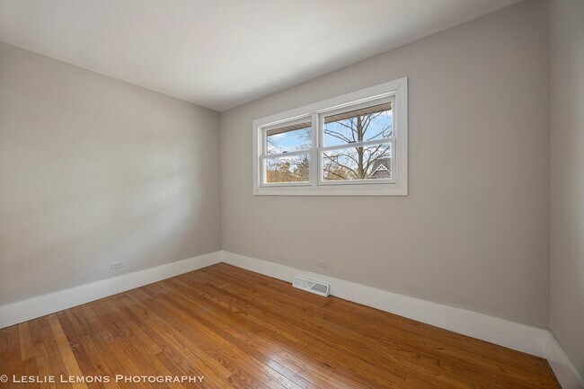 Building Photo - 320 Elmwood Dr