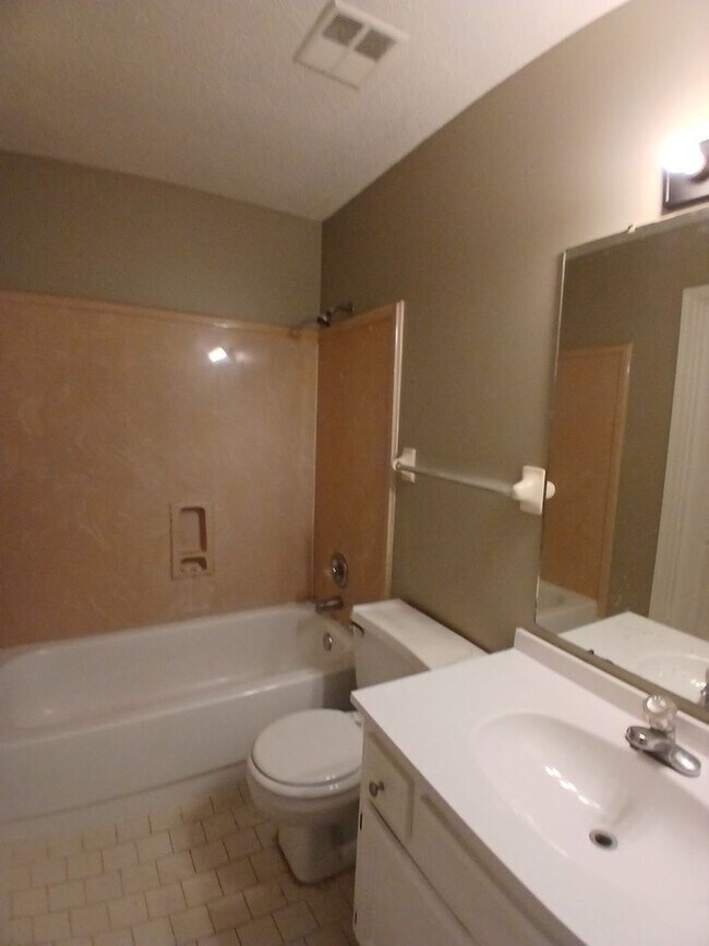 Building Photo - Modern Comfort in a Prime Location - Open To Section 8