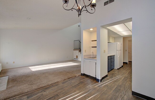 Building Photo - WELL MAINTAINED 2 BR, 2 BA TOWNHOME BY VAN MALL AREA!