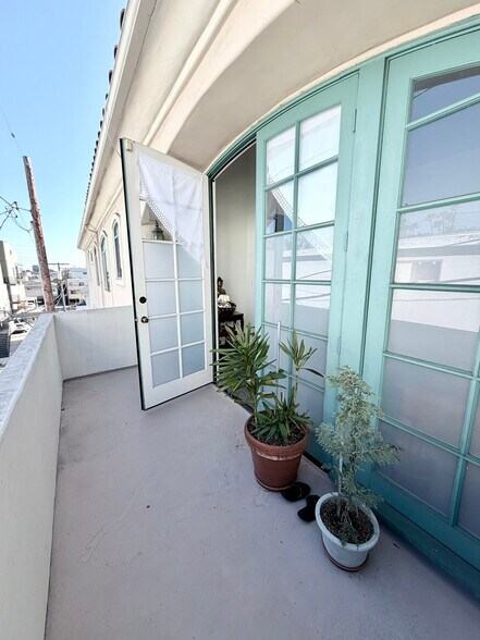 Building Photo - 1430 Colby Ave