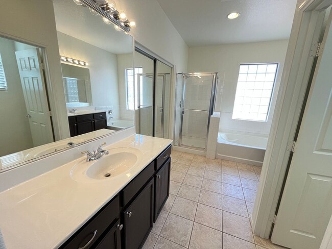 Building Photo - Cozy Home in Heart of Summerlin!