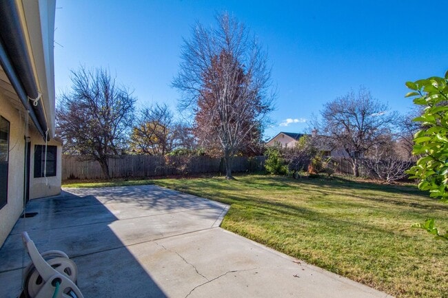 Building Photo - Beautiful Home in Country Heights!