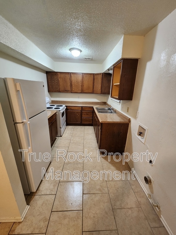 Building Photo - 805 Williams St