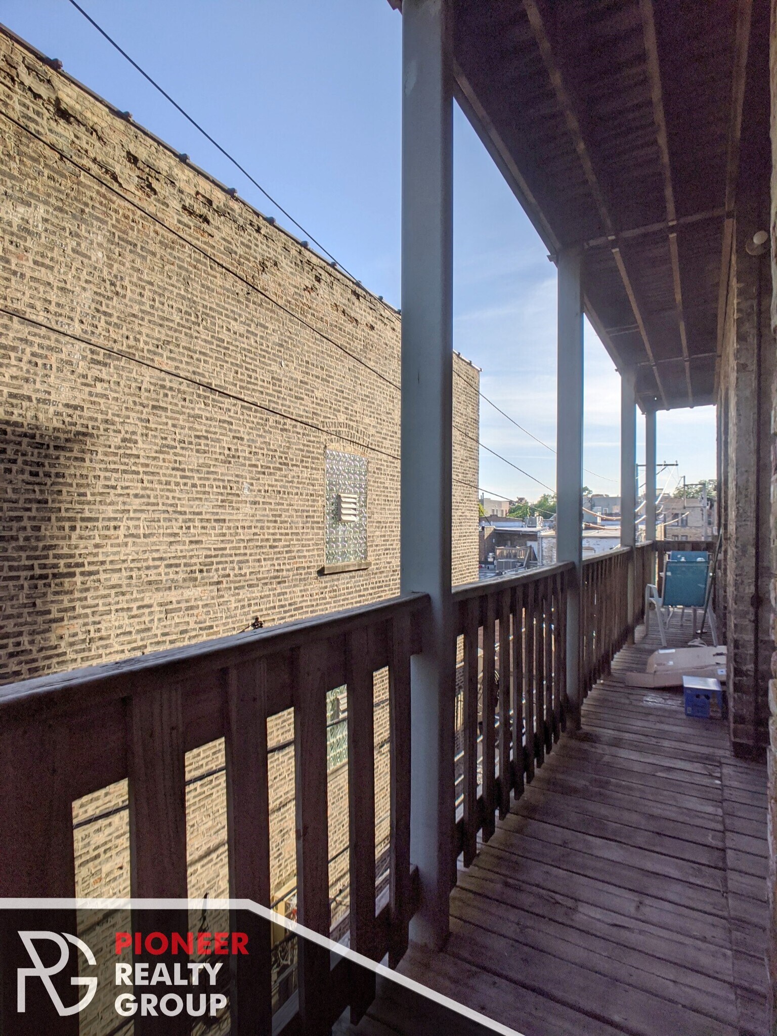Building Photo - 635 W Oakdale Ave