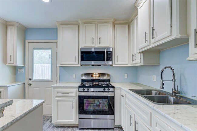 Building Photo - 8020 Bendell Dr