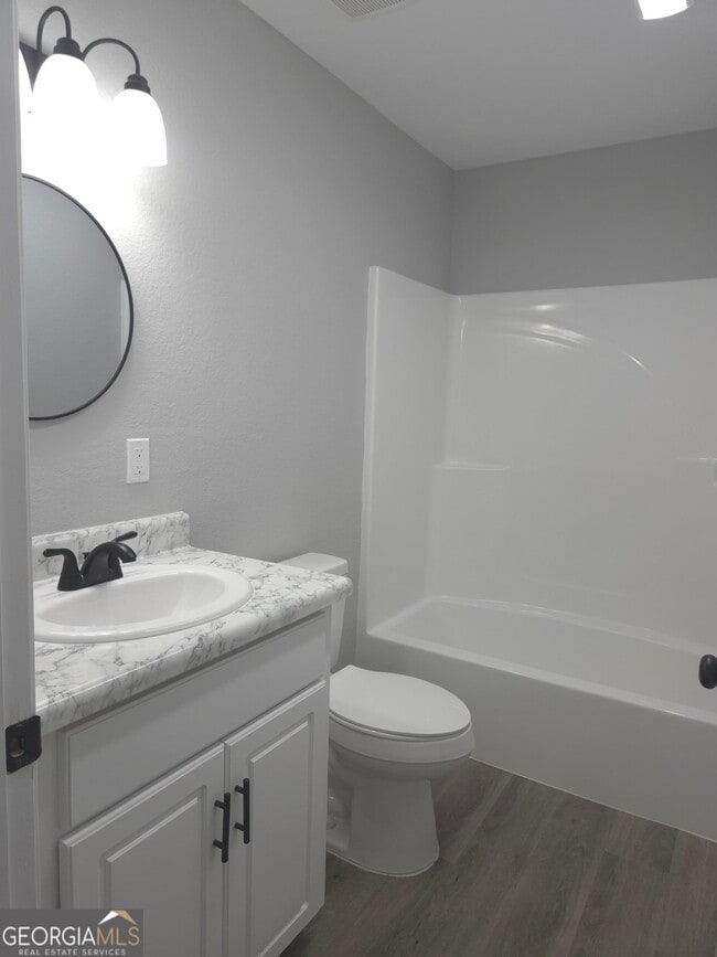 Building Photo - 401 E 7th St