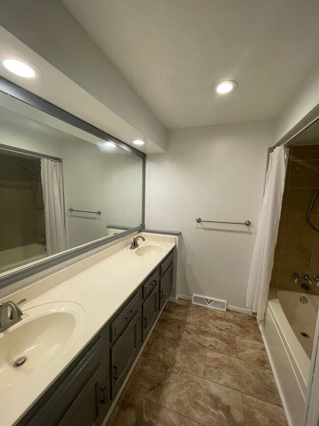 Building Photo - Beautiful 4 bed home