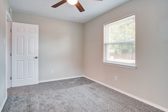 Building Photo - 2402 Ozark Dr