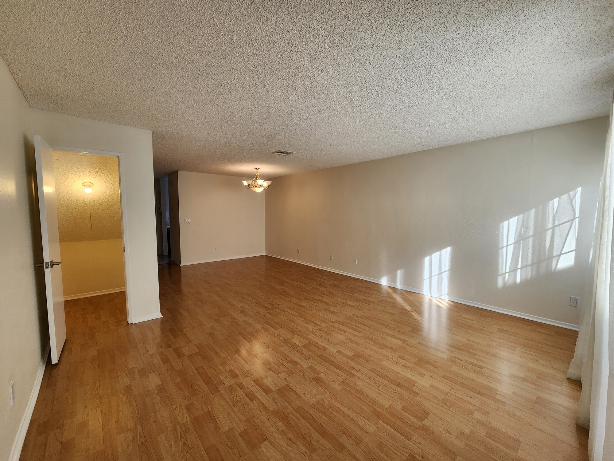 Building Photo - 1118 N Kenmore Ave