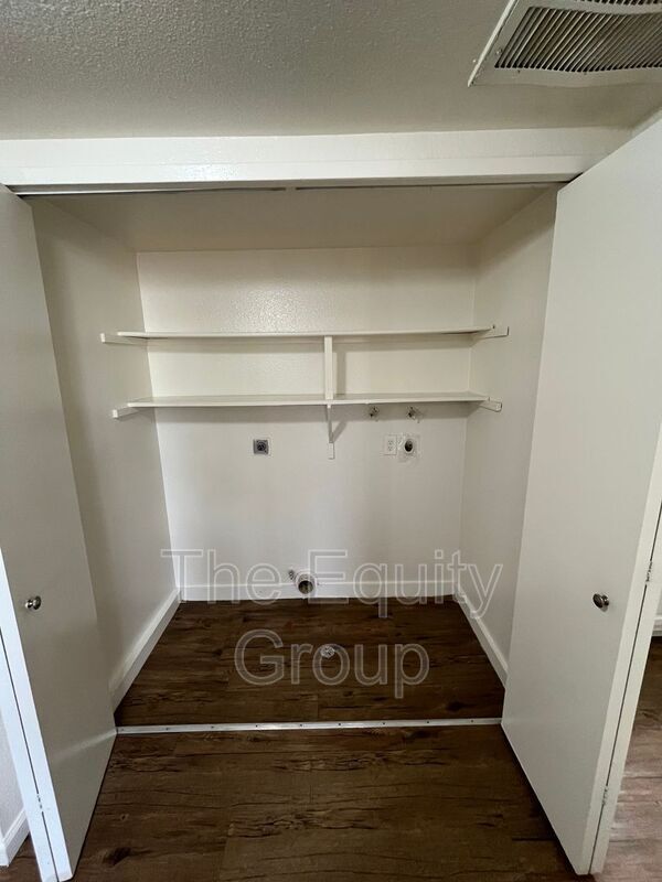 Building Photo - 3928 W Meadow Ave