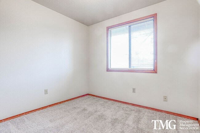 Building Photo - 618-620 SE 131st Ct.