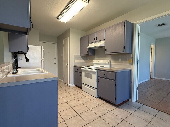Building Photo - 1820 Fleetwood Dr