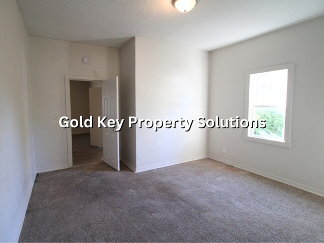 Building Photo - Updated 2 BR 1 BA House with Huge Kitchen ...