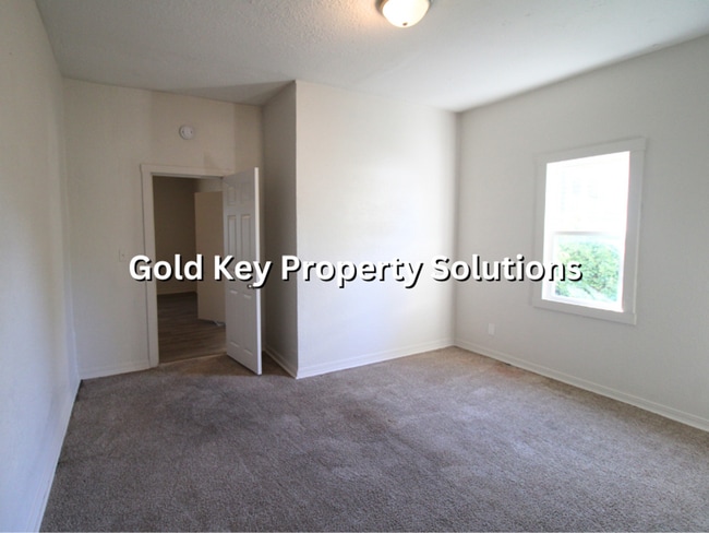 Building Photo - Updated 2 BR 1 BA House with Huge Kitchen and Garage (SECTION 8 APPROVED)