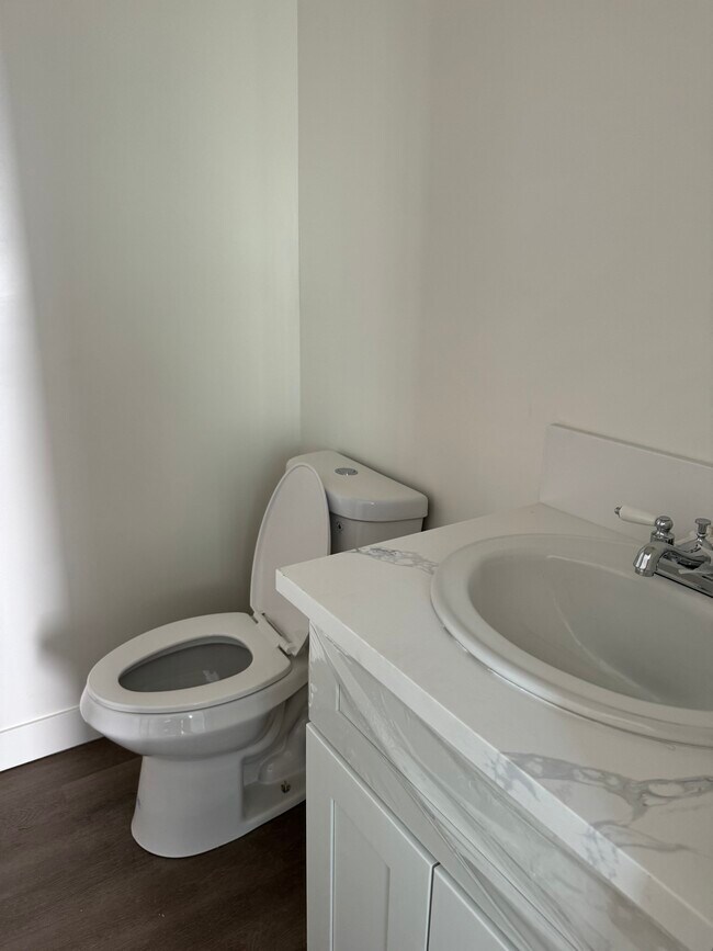 1/2 bath - 901 W 82nd St