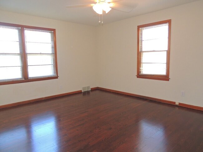 Building Photo - Astonishingly Renovated 3 Bedroom, 1.5 Bat...
